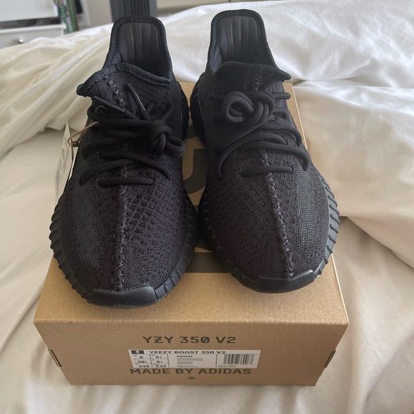 Yeezy Boost 350 v2 in Onyx 6M|7-7.5 W - Picture 2 of 3